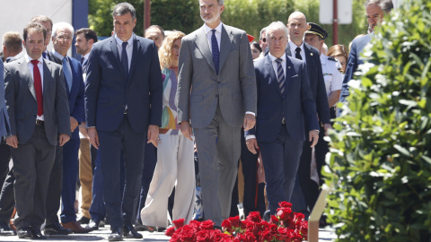 10/07/2022 El rey Felipe VI y el presidente del Gobierno, Pedro Sánchez, durante la ofrenda floral en Ermua, en la conmemoración del 25 aniversario del secuestro y asesinato del concejal del PP Miguel Ángel Blanco por ETA