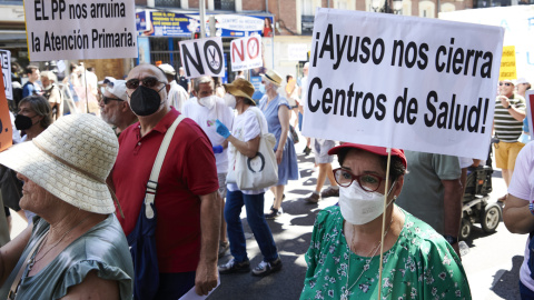 10/07/2022 Algunos de los asistentes a la manifestación de La Mesa en Defensa de la Sanidad Pública de Madrid