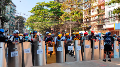 06/03/2021. Los manifestantes crean una formación de escudo frente a los militares en una protesta en Myanmar. - Reuters