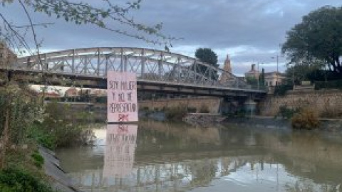 Cazan a tres hombres desplegando una pancarta contra el 8M que reza: "Soy mujer y no me representan"