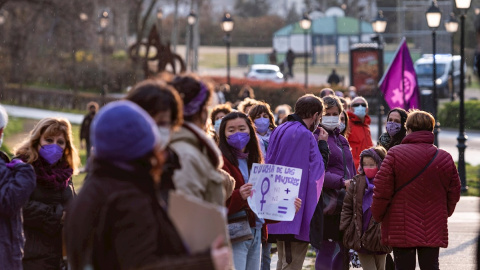 Decenas de personas participan en una cadena humana organizada por la Asociación Feminista y el Colectivo Feminista de Toledo.