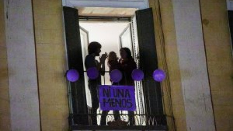 Aplausos desde los balcones y portales como alternativa a las manifestaciones feministas en Madrid