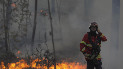 Bomberos combatiendo el incendio de Cruzinha, Portugal