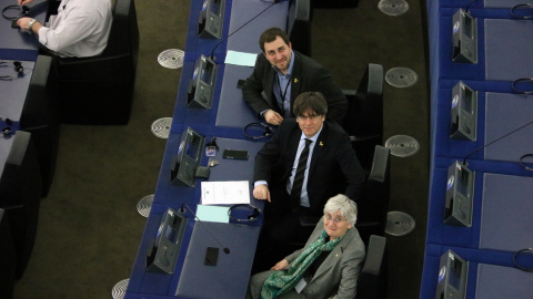 Els eurodiputats Toni Comín, Clara Ponsatí i Carles Puigdemont al seu escó a la seu del Parlament Europeu a Estrasburg, el 10 de febrer del 2020.