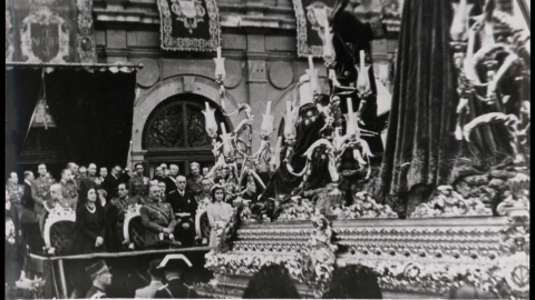 Franco ante una procesión tras la "toma" de la capital andaluza.