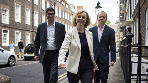 La secretaria de Relaciones Exteriores británica Liz Truss (C) llega para un eventoen el centro de Londres, Gran Bretaña.