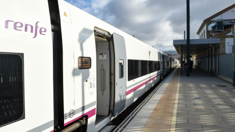 (23/6/22) El tren comercial en la Línea de Alta Velocidad de Extremadura, a 23 de junio de 2022, en Plasencia, Cáceres.