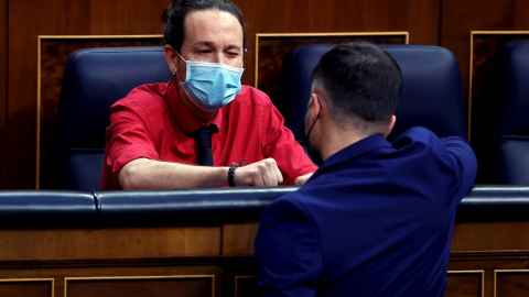 El todavía vicepresidente segundo del Gobierno Pablo Iglesias conversa con Gabriel Rufián, portavoz de Esquerra Republicana de Catalunya en el Congreso. - EFE