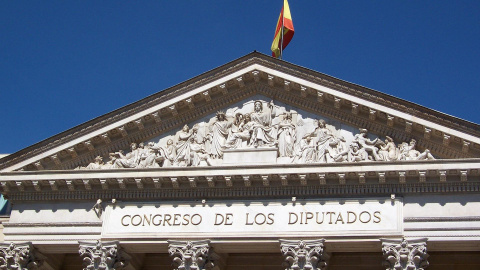 Foto del exterior del Congreso de los Diputados desde abajo.