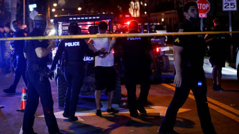 Agentes de la Policía detienen a un hombre por no cumplir el toque de queda impuesto, en Miami Beach. - Reuters