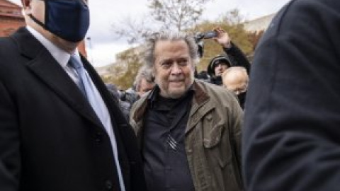 Steve Bannon se entrega al FBI tras ser imputado por desacato