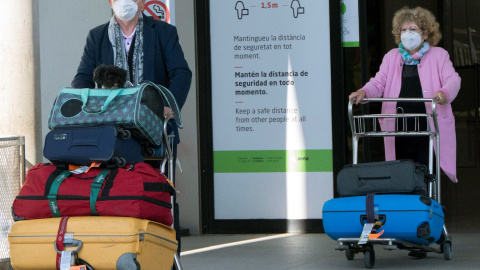 Pasajeros a su llegada este domingo al aeropuerto de Palma de Mallorca. La reapertura del turismo hacia destinos como Mallorca, iniciativa con éxito que el Gobierno alemán desaconseja seguir, se plantea como excepción antes de una Semana Santa muy inci