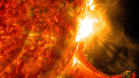 Llamarada solar y erupción de partículas saliendo del Sol. Por suerte, las interferencias geomagnéticas que provoca no siempre llegan a nuestro planeta.