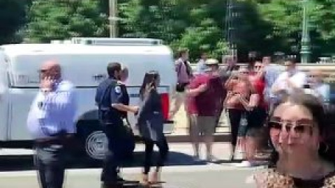 Alexandria Ocasio-Cortez es arrestada junto a otras legisladoras durante una protesta en una protesta a favor del aborto