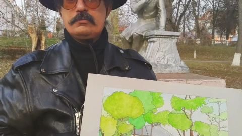 Selim posando junto a una de sus obras al lado de un monumento a Pushkin en Riazan