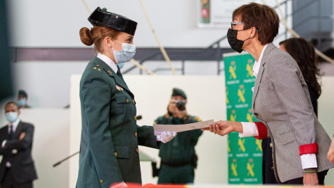 La directora general de la Guardia Civil, María Gámez (d), entrega el diploma a la primera mujer que ha completado con éxito esta formación, la teniente de la Guardia Civil María Sol Rodríguez (i), en la clausura del LI Curso de Adiestramientos Espe