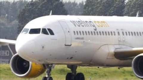 Facua denuncia la "denigración machista" de Vueling por no dejar volar a mujer con escote