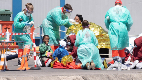 Dos mujeres y un hombre han muerto y otras 41 personas han sido rescatadas del mar con vida tras volcar una patera junto a la costa de Porís de Abona, en Tenerife, cuando una embarcación de rescate se disponía a recogerlos. En la imagen, varios niños 