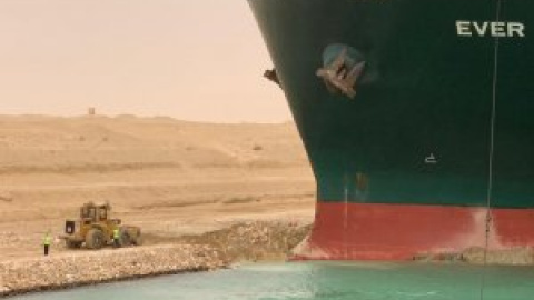 Continúan los esfuerzos para desencallar al buque Ever Given en el canal de Suez