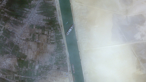 Una imagen de satélite distribuida por la Agencia Espacial Europea Copernicus Sentinel-2 Satellite Image a través de Maxar Technologies muestra el buque portacontenedores 'Ever Given' encallado en el Canal de Suez, Egipto, el 24 de marzo de 2021.