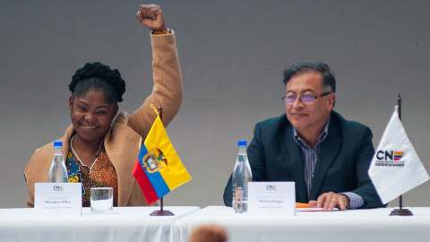 El presidente electo de Colombia, Gustavo Petro, y la vicepresidenta electa, Francia Márquez, reaccionan durante una ceremonia para recibir sus credenciales presidenciales en el Registro Civil Nacional.