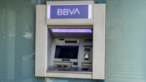 Un cajero del Banco BBVA el mismo día en el que Six Group abre la puerta a los miembros y participantes de las infraestructuras de la Bolsa española