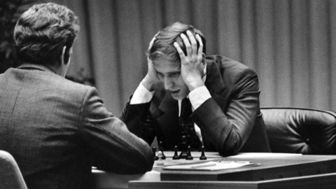 1/8/22 Bobby Fischer se lleva las manos a la cabeza al advertir su error en la primera partida del campeonato del mundo de 1972