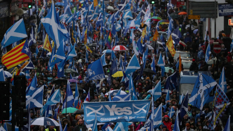 Imagen de archivo de cientos de manifestantes independentistas escoceses, tras tomar impulso el sentimiento separatista por el brexit, en Glasgow en enero de 2020. - Reuters