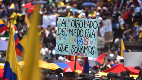 01/05/2021. Manifestantes participan en nueva jornada de protesta contra la reforma tributaria mientras se conmemora el Día Internacional de los Trabajadores, en Cali (Colombia). - EFE