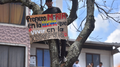 01/05/2021. Un hombre sostiene un cartel en nueva jornada de protesta contra la reforma tributaria defendida por el presidente de Colombia. - EFE