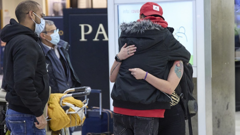 01/08/2022. Dos personas se abrazan en el aeropuerto Adolfo Suárez, Madrid-Barajas, a 5 de enero de 2022, en Madrid