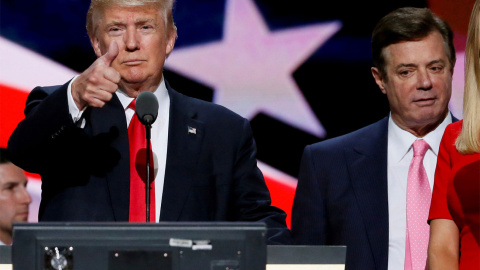 Paul Manafort, junto a Donald Trump durante un acto de campaña del magnate.