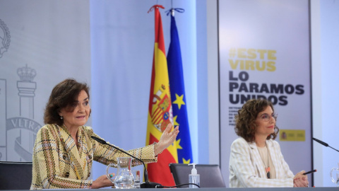 La portavoz del Gobierno y ministra de Hacienda, María Jesús Montero, junto con vicepresidenta primera del Gobierno, Carmen Calvo, durante la rueda de prensa tras el Consejo de Ministros.