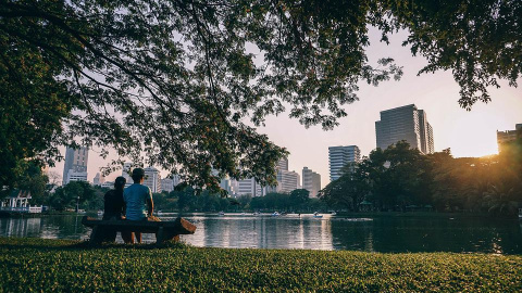 Fotografía de una pareja en un parque en la ciudad de Bangkok, Tailandia.