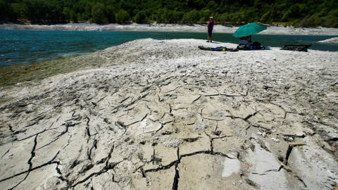 05/08/20222. La tierra seca y agrietada a causa de la sequía en el lago Le Broc(Alpes Marítimos) en Francia, a 5 de agosto de 2022.