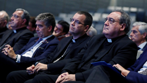 El portavoz del grupo popular en el Senado, Ignacio Cosidó (2i) y el secretario general y portavoz de la Conferencia Episcopal Española, José María Gil Tamayo (d), asisten a la mesa redonda sobre 'El papel de la Iglesia en una sociedad democrática', 