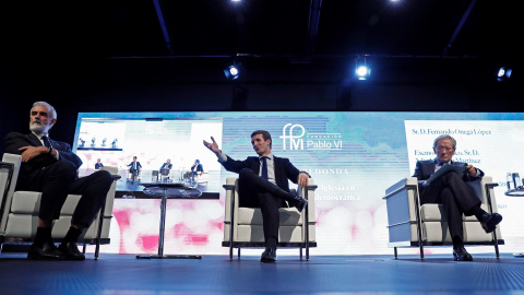 El presidente del PP, Pablo Casado, junto al rector de la Universidad de Comillas, Julio Luis Martínez, y al periodista Fernando Ónega, durante su participación en una mesa redonda sobre 'El papel de la Iglesia en una sociedad democrática' en una jorn