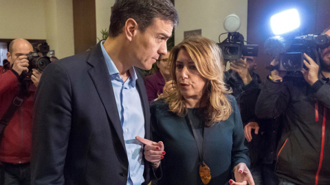 El secretario general del PSOE, Pedro Sánchez y la presidenta andaluza y secretaria general del PSOE-A, Susana Díaz, tras el encuentro que mantuvieron en Sevilla poco antes de la conferencia que Sánchez pronunció en el encuentro del Foro Joly .EFE/Jul