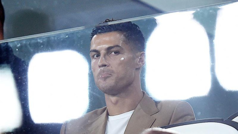 02/10/2018.- El jugador de Juventus Cristiano Ronaldo observa el juego desde las gradas hoy, martes 2 de octubre de 2018, durante un partido de la fase de grupos de la Liga de Campeones de la UEFA entre Juventus FC y BSC Young Boys Bern, en el estadio All