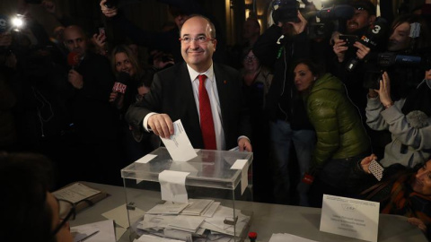 El líder del PSC Miquel Iceta, en el momento de votar en su colegio electoral de Barcelona, más de cinco millones y medio de catalanes están llamados a las urnas en esta jornada de elecciones autonómicas. EFE/Javier Etxezarreta