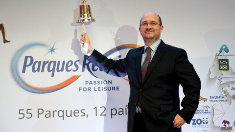 El consejero delegado de Parques Reunidos, Fernando Eiroa, toca la campana en el debut bursátil de la empresa. REUTERS/Andrea Comas