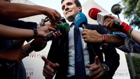 El presidente del PP, Pablo Casado, atiende a los medios de comunicación tras participar junto al presidente de la Junta de Extremadura, Guillermo Fernández Vara, en la mesa redonda sobre 'El papel de la Iglesia en una sociedad democrática' celebrada e