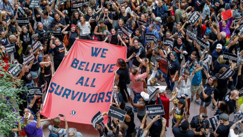 Manifestantes contra la confirmación del nominado a la Corte Suprema, el juez Brett Kavanaugh se manifiestan en el atrio de la oficina del Senado de Hart en Washington. - EFE