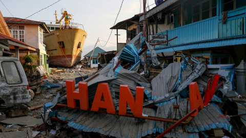 Un barco varado en un área costera después de que el terremoto y tsunami dañaran la zona - Reuters/ Athit Perawongmetha