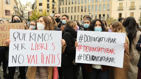 (20/11/2021) Una mujer sostiene una pancarta donde se lee la frase "Queremos ser libres, no valientes", en una manifestación contra la sumisión química, a 20 de noviembre de 2021.