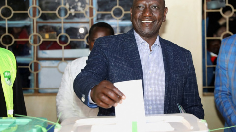 10/09/2022. El candidato de 'Kenia Primero', William Ruto,  deposita su voto en una urna, a 9 de agosto de 2022.