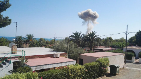 Moment de la segona explosió a la casa d'Alcanar amb la imatge del fum que va provocar.