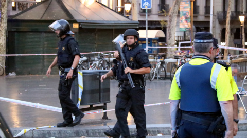 Agents dels Mossos armats a la part superior de les Rambles de Barcelona, el 17 d'agost de 2017, just després dels atemptats.