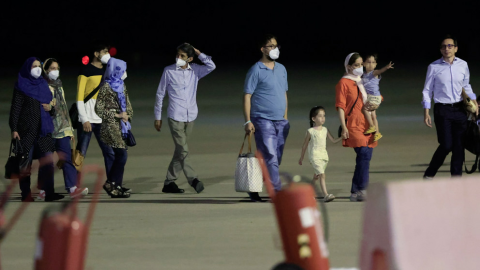 10/8/22 Colaboradores afganos con sus familias, en la pista del aeropuerto de Torrejón el miércoles por la noche.