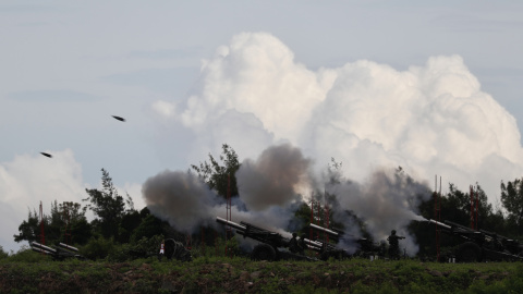 Militares taiwaneses disparan artillería en Pingtung, Taiwán, el 9 de agosto de 2022, durante sus maniobras militares para ensayar la defensa ante una invasión china.